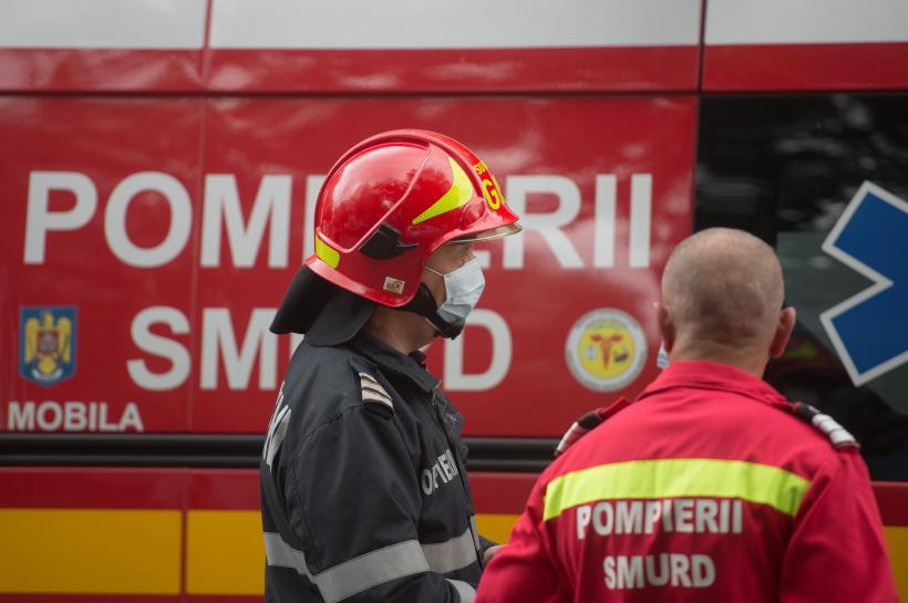 A băgat o petardă într-o țeavă și i-a explodat în față. Un gorjean a ajuns în spital