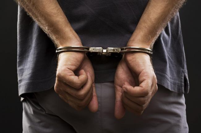 Profesor, reținut după ce a violat și agresat o elevă de 13 ani
